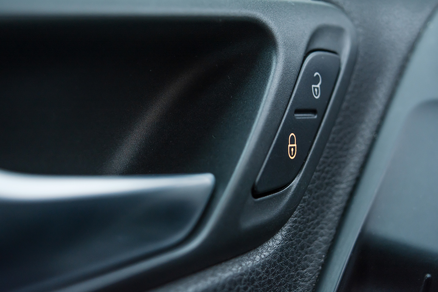 Замок двери автомобиля